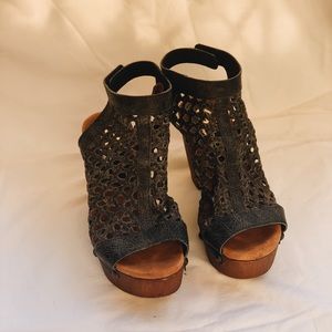 Sbicca Kingsley peep-toe platform leather heels